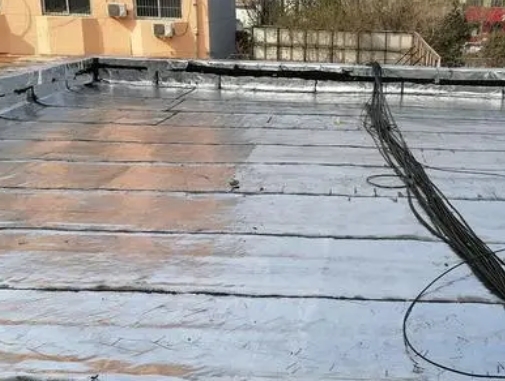 下花园卫生间漏水维修公司分享下下花园屋面楼顶防水刚性防水层施工要点。